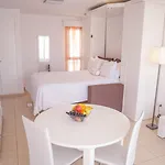 Sunset Bay Club شقة فندقية 4*